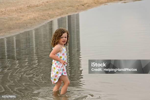 Na Praia - Fotografias de stock e mais imagens de 4-5 Anos - 4-5 Anos, Beira d'Água, Cabelo Encaracolado