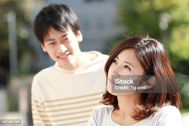 Young Asian Couple Deep In Thought Stockfoto en meer beelden van Ruziemaken - Ruziemaken, Japanse etniciteit, Heteroseksueel koppel