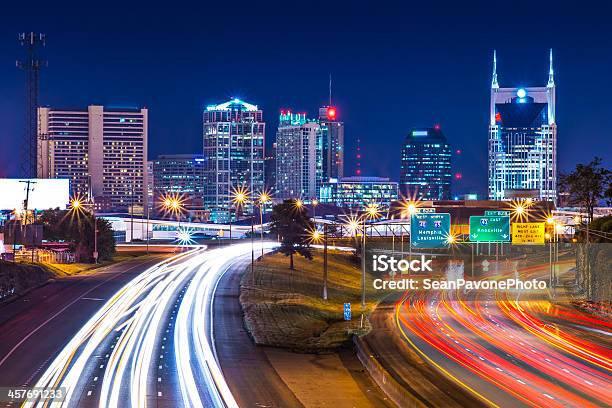 El Centro De La Ciudad De Nashville Foto de stock y más banco de imágenes de Nashville - Nashville, Panorama urbano, Tráfico