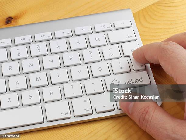 Digitando Sulla Tastiera Con Tasto Carica - Fotografie stock e altre immagini di Adulto - Adulto, Affari, Alluminio