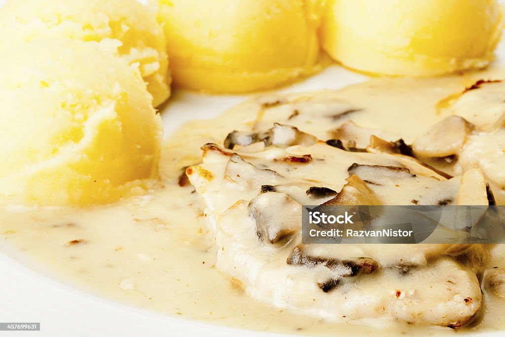 Свинина отбивные с грибным соусом и картофельное пюре - Стоковые фото Без людей роялти-фри