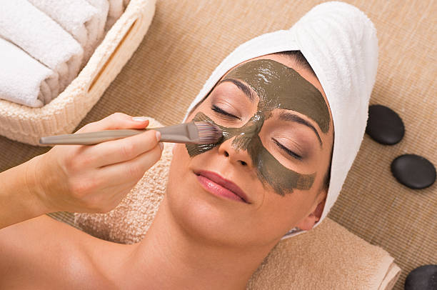 mujer con máscara de spa clay verde - mud wellbeing spa treatment beautician fotografías e imágenes de stock