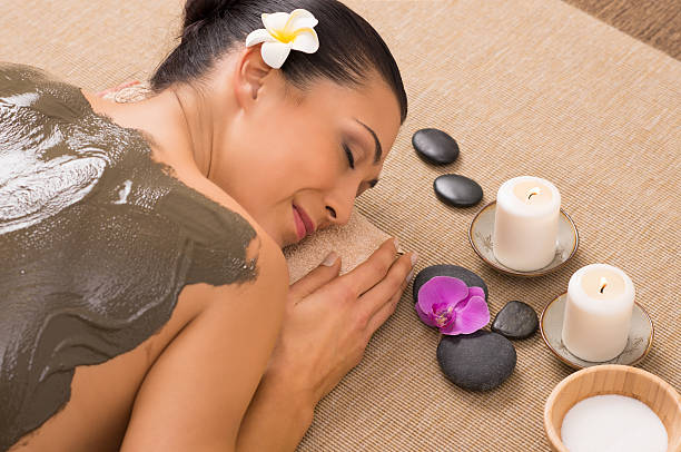 verde clay tratamiento en el spa - mud spa treatment health spa massaging fotografías e imágenes de stock