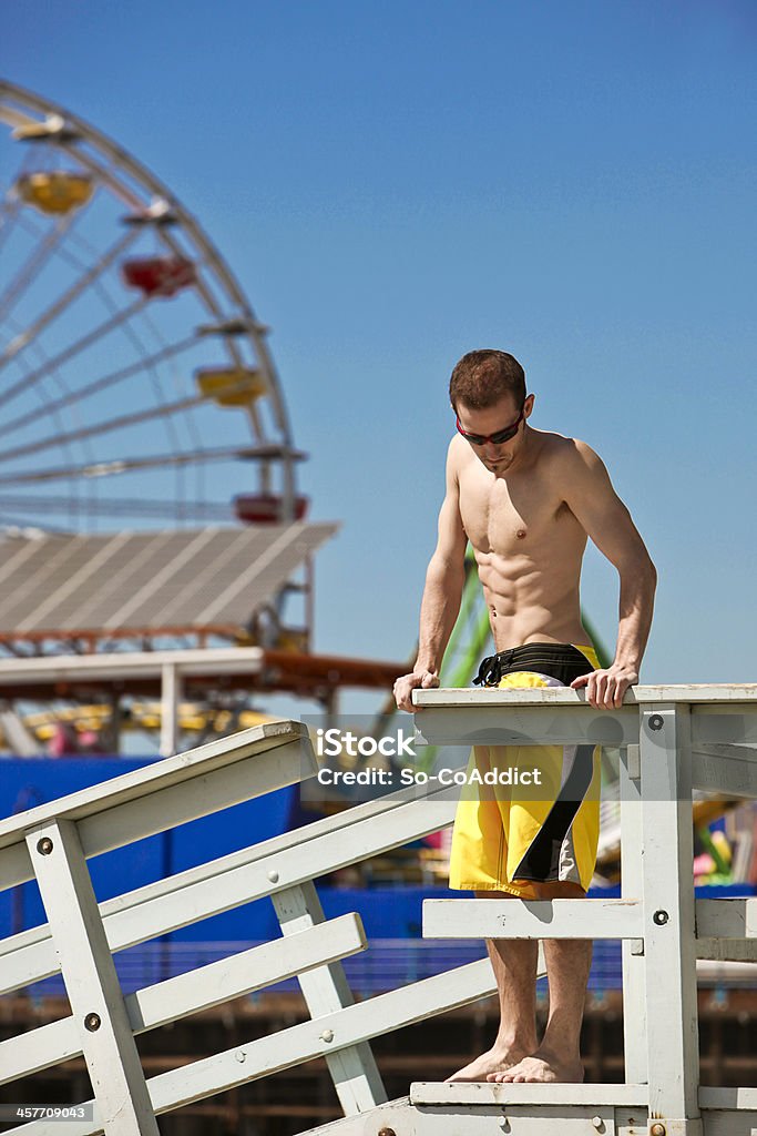 Homem em pé, perto do Santa Monica Pier - Foto de stock de Praia royalty-free