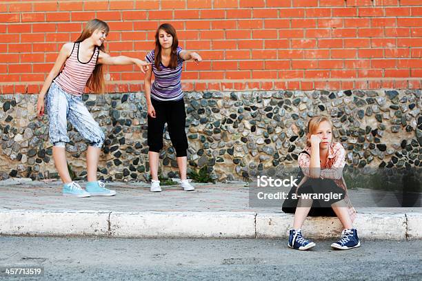 Meninas Adolescentes Em Conflito - Fotografias de stock e mais imagens de Adolescente - Adolescente, Discutir, Rua