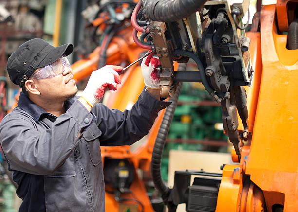 handwerker in fabrik - industriegerät stock-fotos und bilder