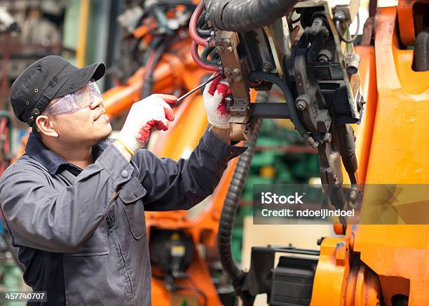 Handwerker In Fabrik Stockfoto und mehr Bilder von Maschinenteil - Ausrüstung und Geräte - Maschinenteil - Ausrüstung und Geräte, Reparieren, Herstellendes Gewerbe