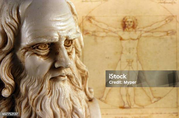 Leonardo Da Vinci Statue And Drawing In Background Stok Fotoğraflar & Leonardo Da Vinci‘nin Daha Fazla Resimleri - Leonardo Da Vinci, Fen bilgisi, Arka planlar