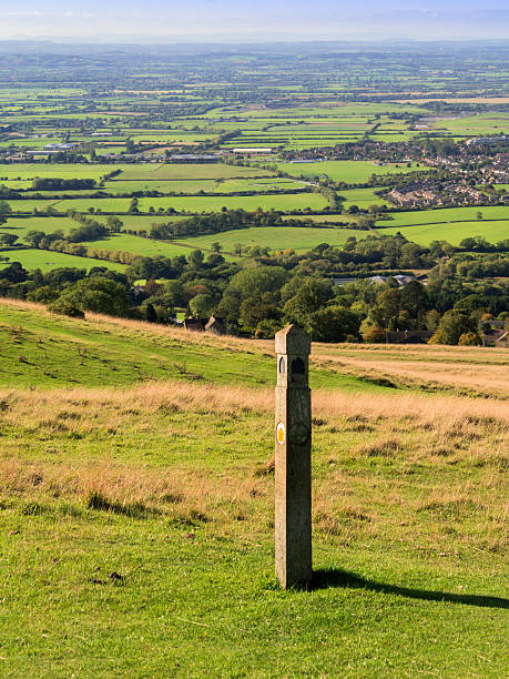 cleeve hill - hill cotswold grass moor photos et images de collection