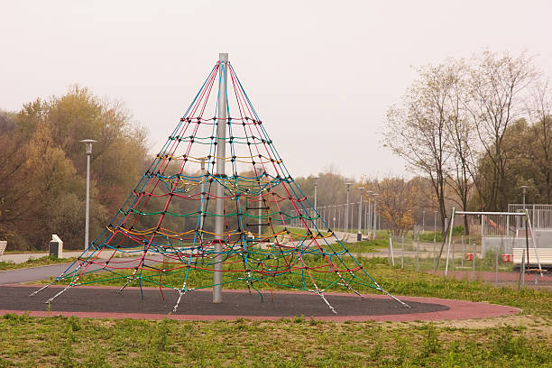 ネットのクライミング - playground schoolyard playful playing ストックフォトと画像