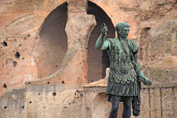 estatua de julio césar, roma, italia. - cesar romano fotografías e imágenes de stock