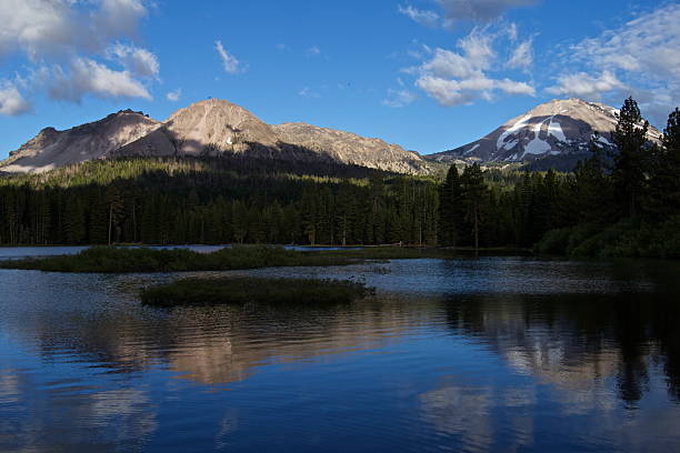 manzanita озеро зеркало - manzanita lake стоковые фото и изображения