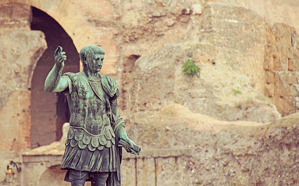 estátua de júlio césar, roma, itália. - mediterranean countries mediterranean culture statue julius caesar - fotografias e filmes do acervo