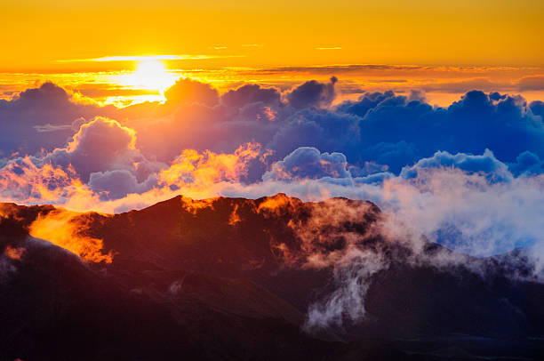 nuvens a nascer do sol sobre cratera de haleakala, maui, havaí, eua - haleakala crater imagens e fotografias de stock