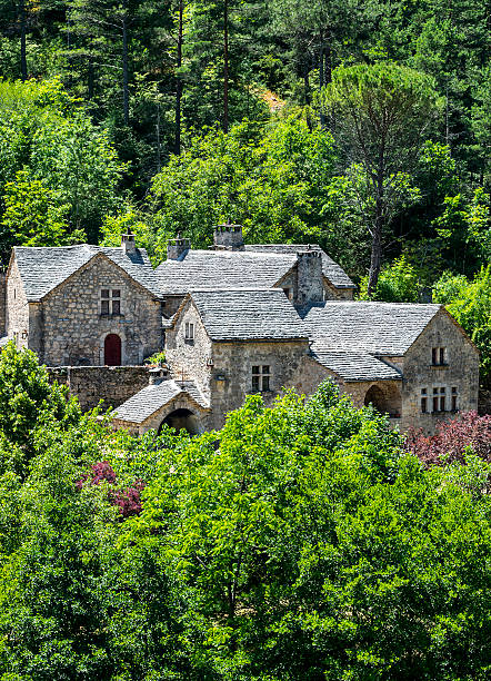 istock Gorges du Tarn, village 457778497