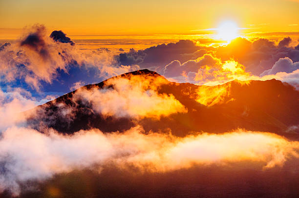 nuvole all'alba nel cratere di haleakala, maui, hawaii, stati uniti - sunrise maui hawaii islands haleakala national park foto e immagini stock