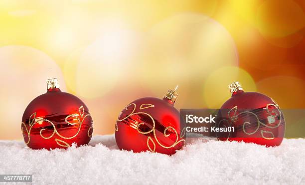 Bolas De Navidad Rojo Foto de stock y más banco de imágenes de Amor - Sentimiento - Amor - Sentimiento, Aniversario, Blanco - Color