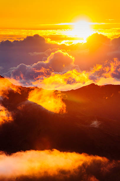 nuvole all'alba nel cratere di haleakala, maui, hawaii, stati uniti - sunrise maui hawaii islands haleakala national park foto e immagini stock