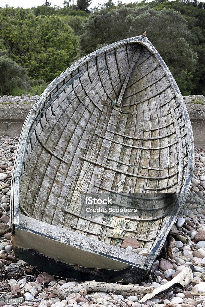 Derelict barco na praia - Foto de stock de Abandonado royalty-free