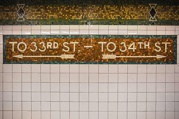 segno della metropolitana di new york - subway station subway train new york city people foto e immagini stock
