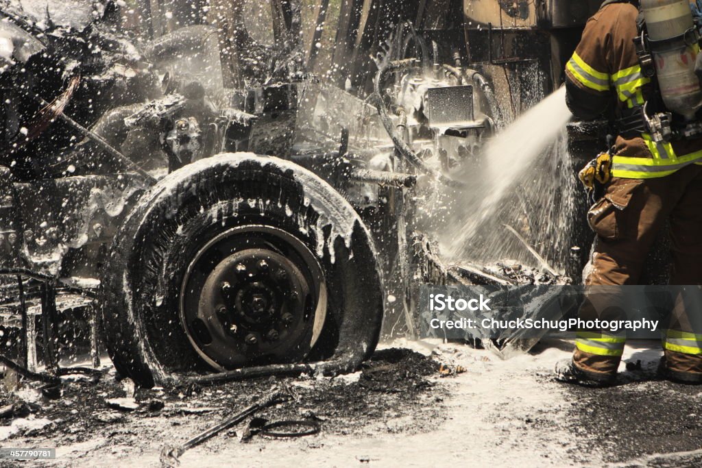 Apagar incêndios caminhão de bombeiros fogo - Foto de stock de Bombeiro royalty-free