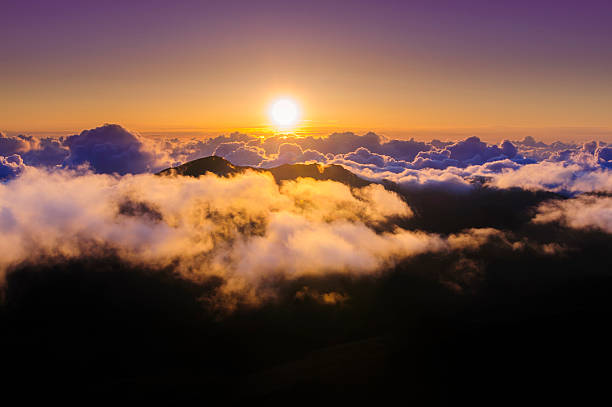 nuvole all'alba nel cratere di haleakala, maui, hawaii, stati uniti - sunrise maui hawaii islands haleakala national park foto e immagini stock