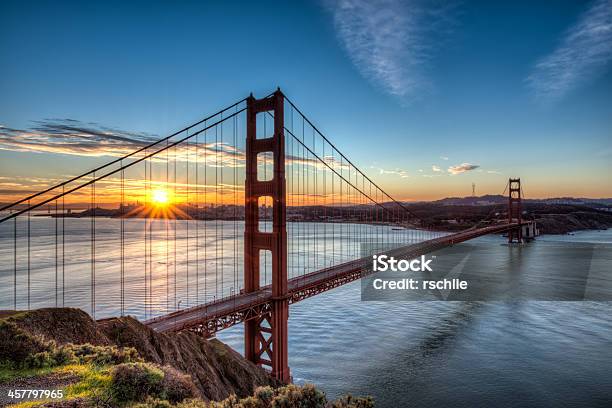 Puente Golden Gate Al Atardecer Foto de stock y más banco de imágenes de Agua - Agua, Aire libre, Ajardinado