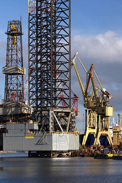 guindastes plataforma de petróleo e - crane oil well derrick crane floating oil production platform imagens e fotografias de stock