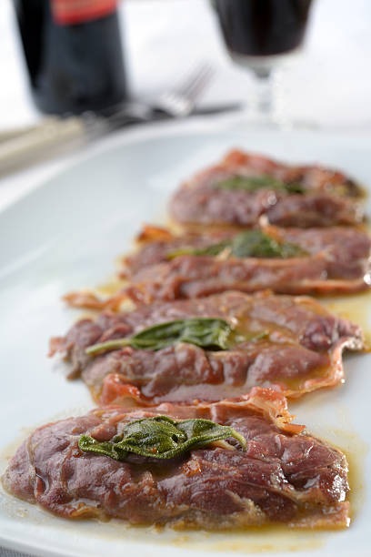 saltimboca alla romana sur une table rustique - saltimbocca veal prosciutto ham photos et images de collection