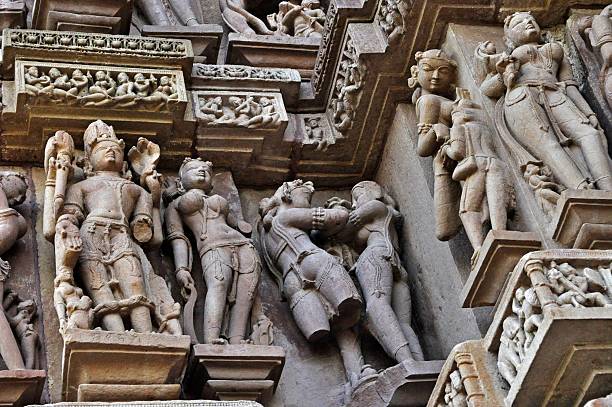scultore di divinità indù, khajuraho, india, sito patrimonio dell'umanità unesco - art shiva sexual activity sexual issues foto e immagini stock