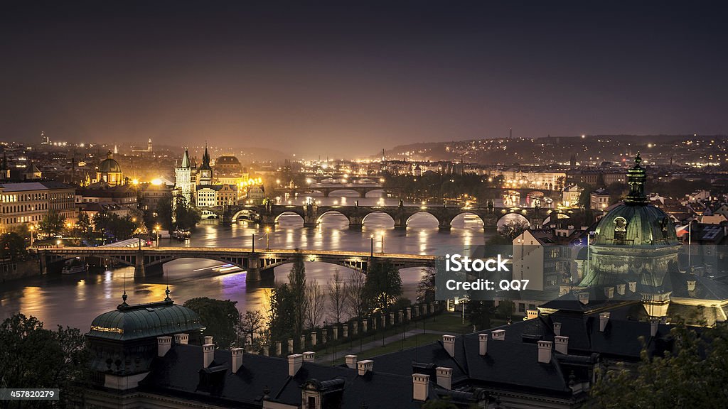 Praga en la noche - Foto de stock de Aire libre libre de derechos