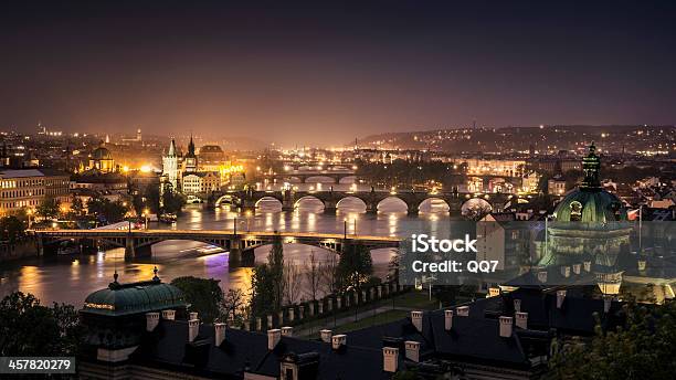 Praga En La Noche Foto de stock y más banco de imágenes de Aire libre - Aire libre, Anochecer, Arquitectura