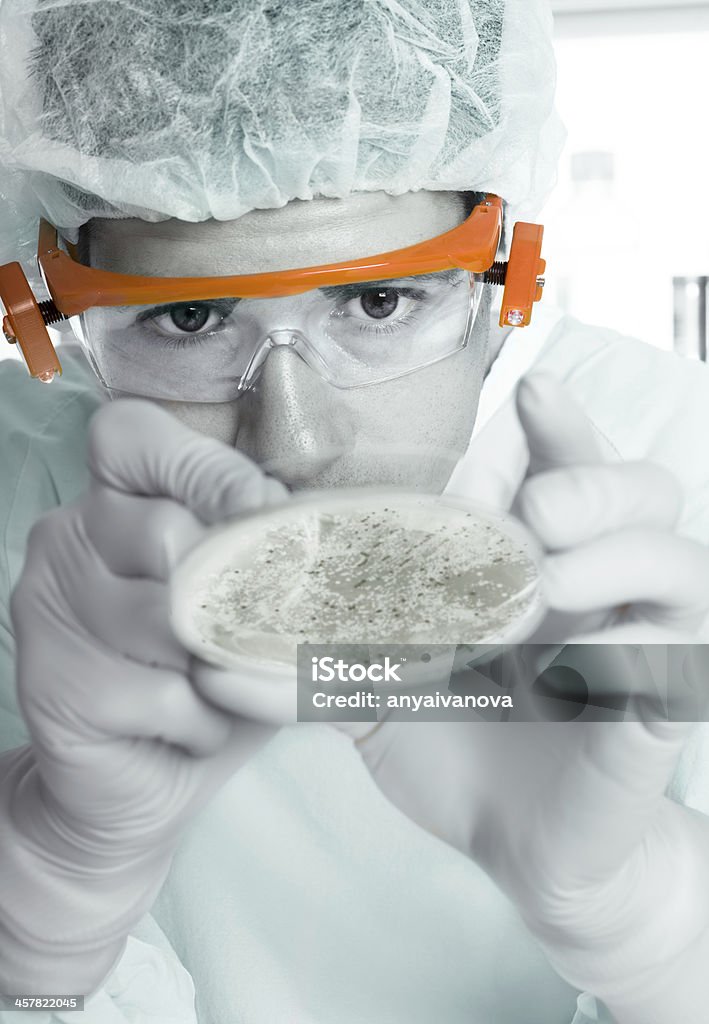 Microbiologista em roupa de segurança - Foto de stock de Saúde e Medicina royalty-free