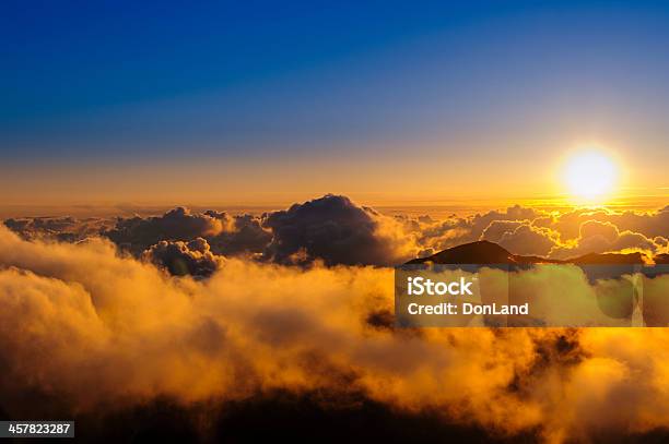 Nubes Al Atardecer Sobre Haleakala Cráter Maui Hawai Eeuu Foto de stock y más banco de imágenes de Salida del sol