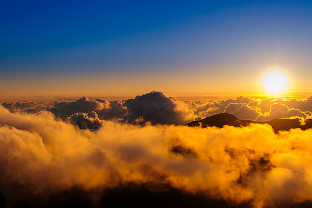 nuvole all'alba nel cratere di haleakala, maui, hawaii, stati uniti - sunrise maui hawaii islands haleakala national park foto e immagini stock