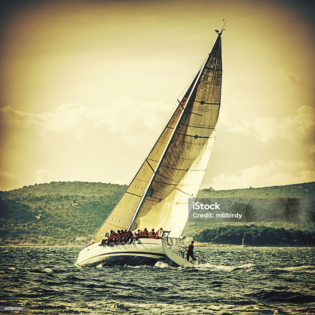 Navegación de la tripulación en la regata de vela durante - Foto de stock de Carrera libre de derechos