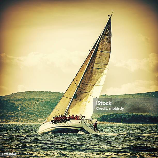 Squadra Di Vela Su Barca A Vela Durante La Regata - Fotografie stock e altre immagini di Andare in barca a vela - Andare in barca a vela, Gara sportiva, Barca a vela