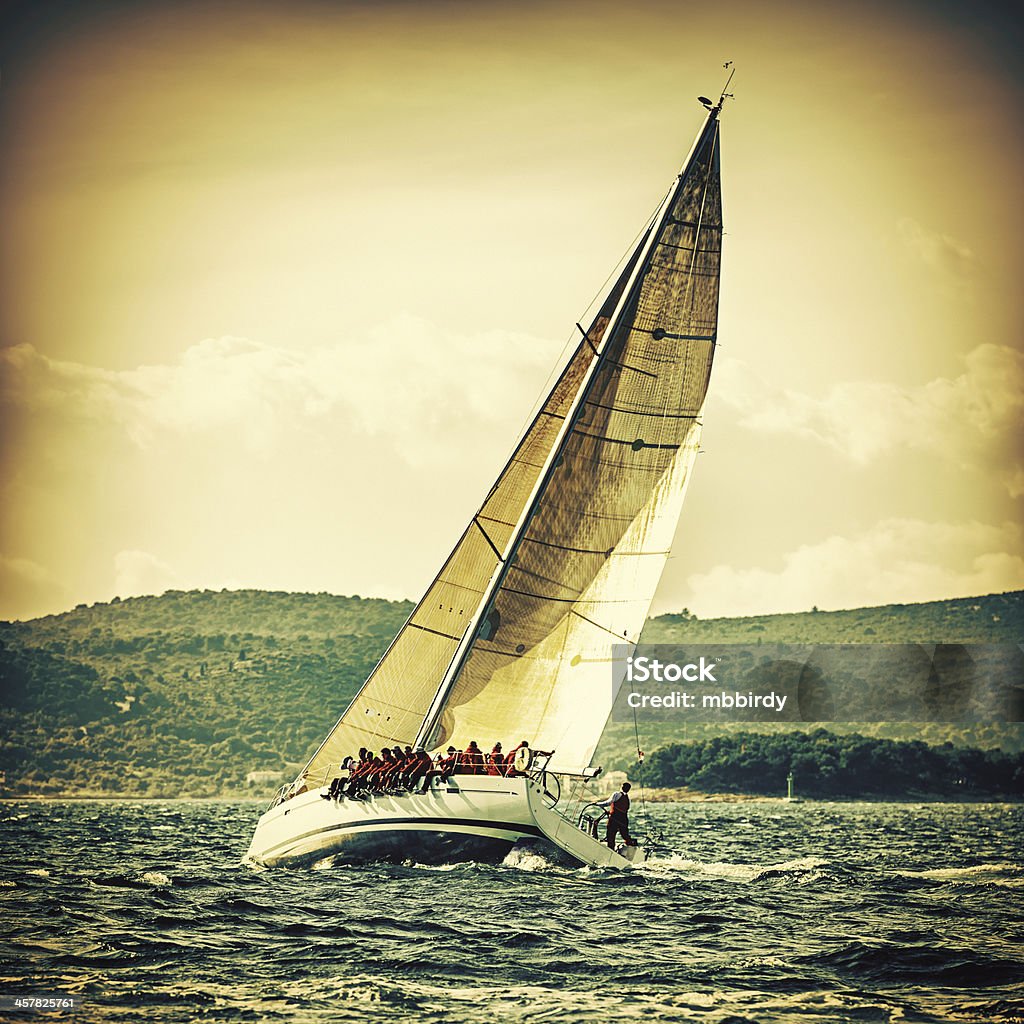 Tripulação de barco à vela durante o regatta - Foto de stock de Corrida esportiva royalty-free