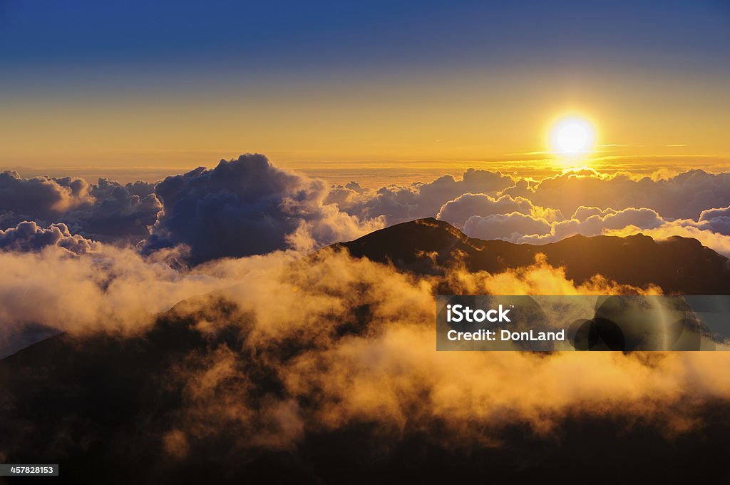 Nuvens do nascer do sol sobre Haleakala cratera, Maui, Havaí, EUA - Foto de stock de Acima royalty-free