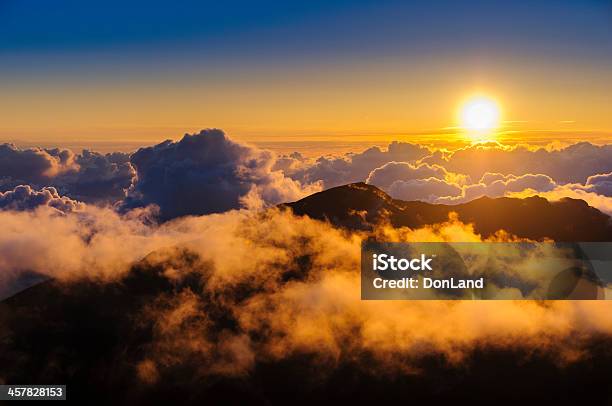 Foto de Nuvens Do Nascer Do Sol Sobre Haleakala Cratera Maui Havaí Eua e mais fotos de stock de Acima