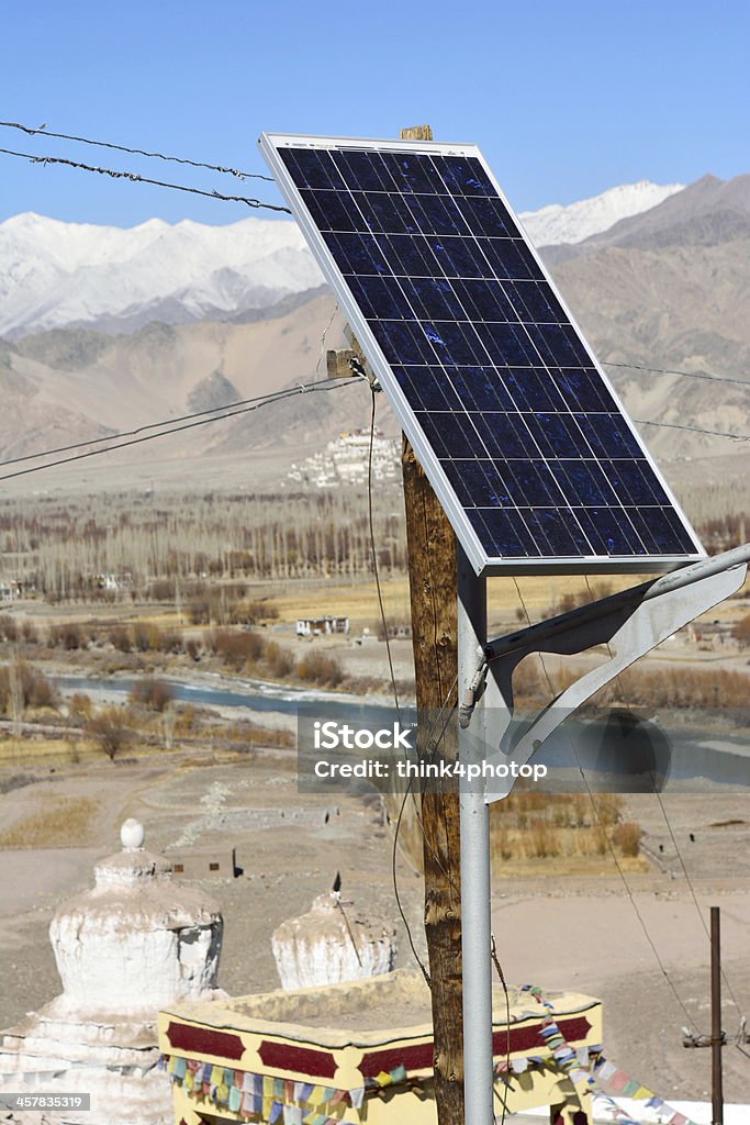 solarcells en un techo de las montañas de invierno con nieve - Foto de stock de Aire libre libre de derechos