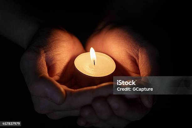 Weibliche Teenager Hände Halten Brennende Kerze Stockfoto und mehr Bilder von Geben - Geben, Glühend, Lichtquelle