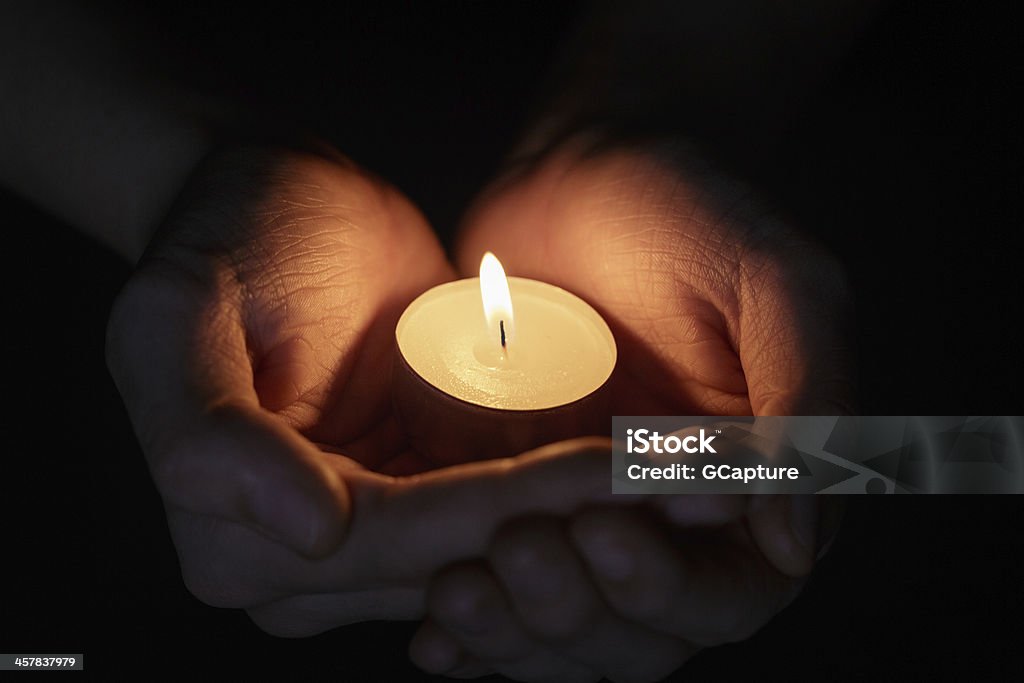 Femininas Mãos segurando velas queima de adolescentes - Foto de stock de Dar royalty-free