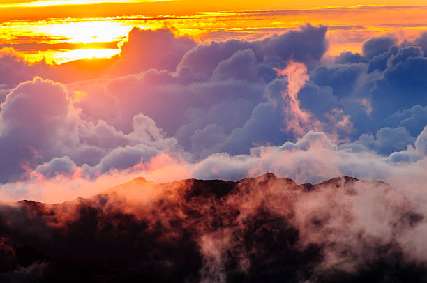 nuvole all'alba nel cratere di haleakala, maui, hawaii, stati uniti - sunrise maui hawaii islands haleakala national park foto e immagini stock