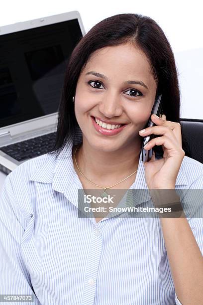 幸せな若いビジネス女性の携帯電話で話している - 1人のストックフォトや画像を多数ご用意 - 1人, 20-24歳, アジアおよびインド民族