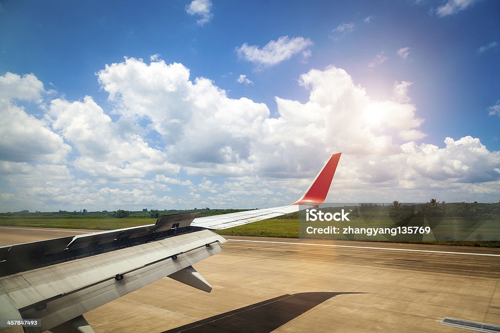 Klasyczny obraz przez okno na Silnik odrzutowy Samolot - Zbiór zdjęć royalty-free (Bulaj)