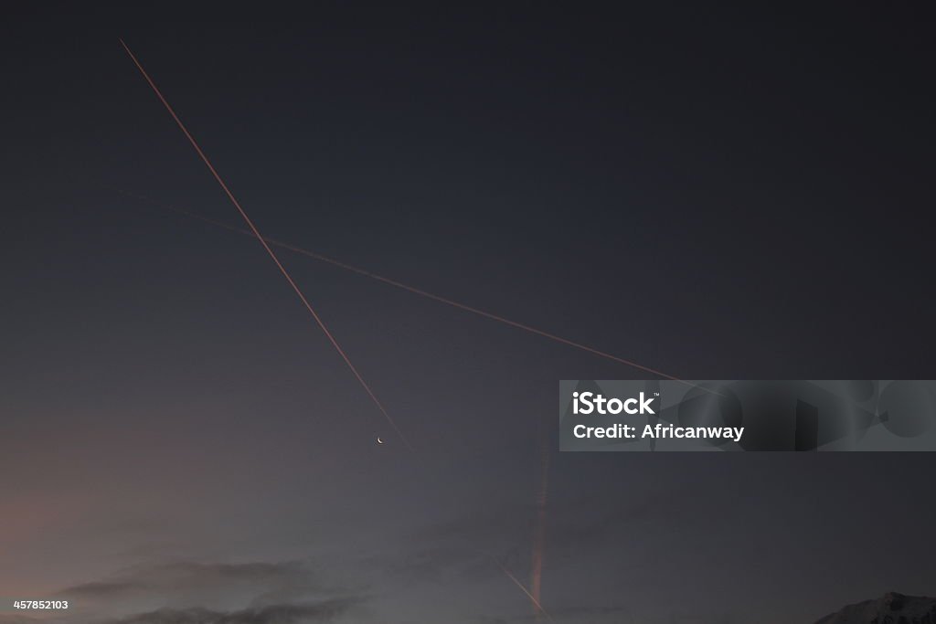 Sombre ciel clair de lune, Rouge buée Trail d'un avion - Photo de Au loin libre de droits