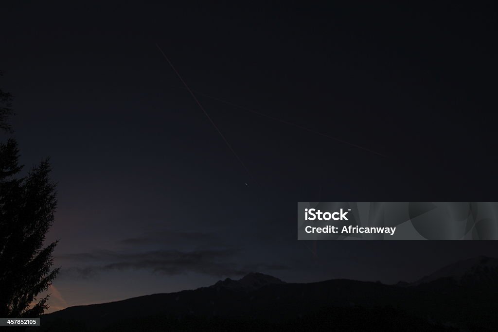 Klare dunklen Himmel, Mond, rote Kondenswasser Trail von einem Flugzeug - Lizenzfrei Blau Stock-Foto