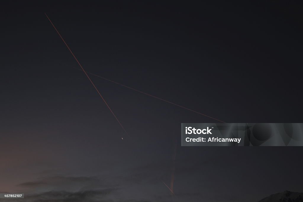 Claro céu escuro, lua, vermelho condensação caminho de um avião - Royalty-free Avião Foto de stock