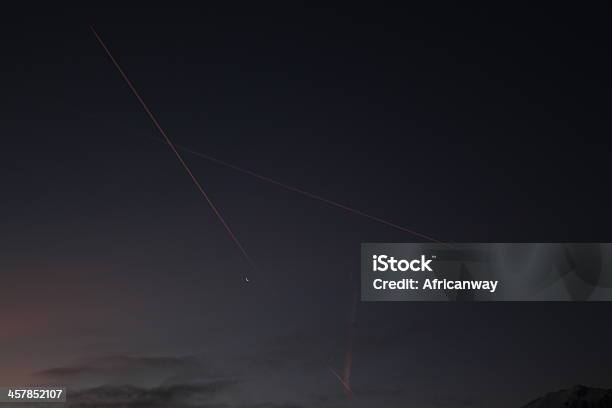 Claro Céu Escuro Lua Vermelho Condensação Caminho De Um Avião - Fotografias de stock e mais imagens de Avião